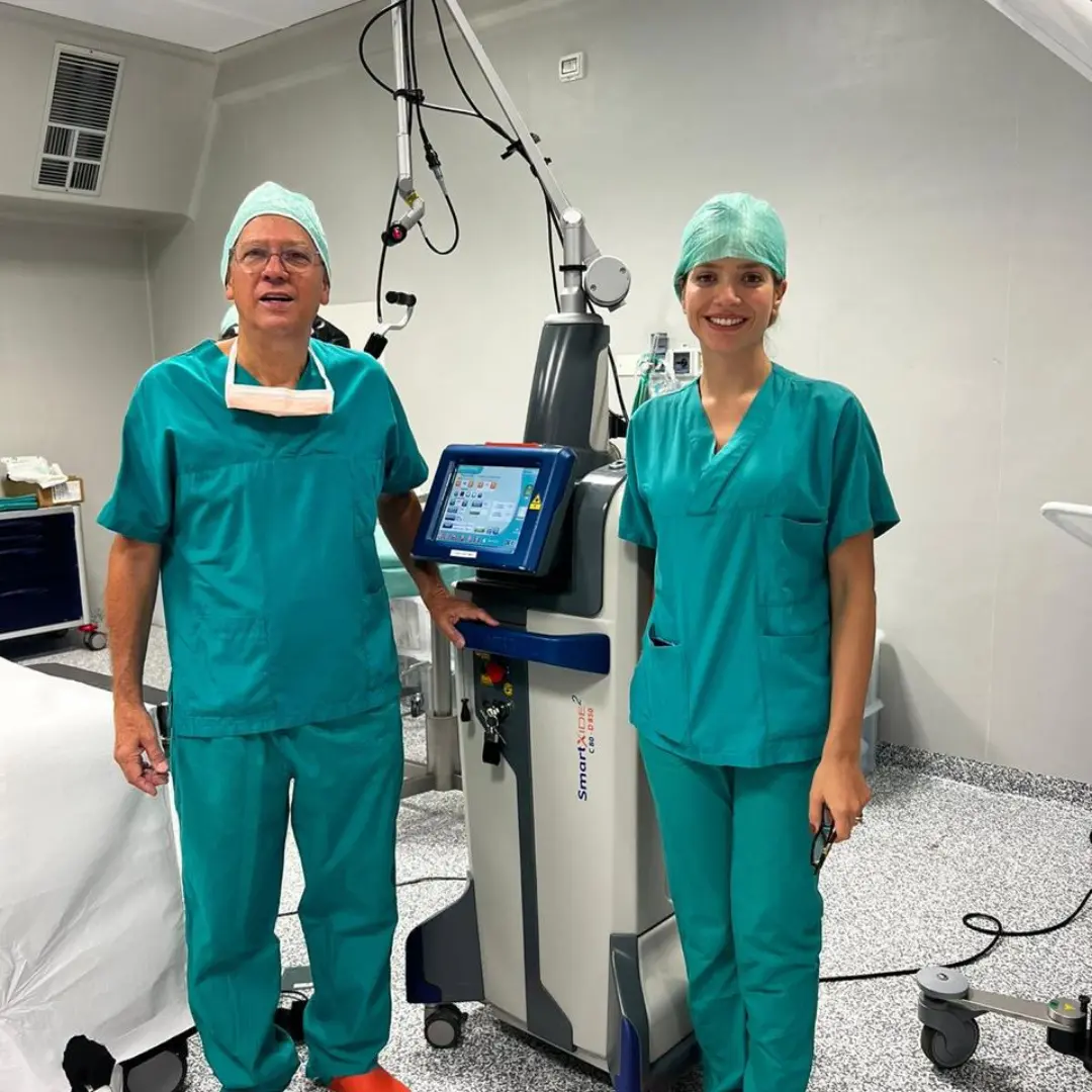 Docente e participante no centro cirúrgico com laser SmartXide