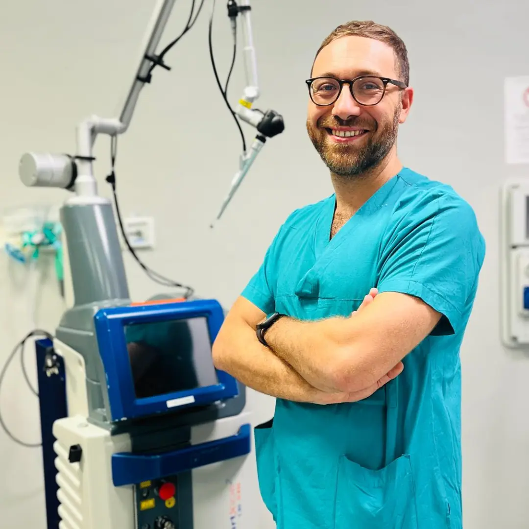 Docente italiano ao lado do laser de CO2
