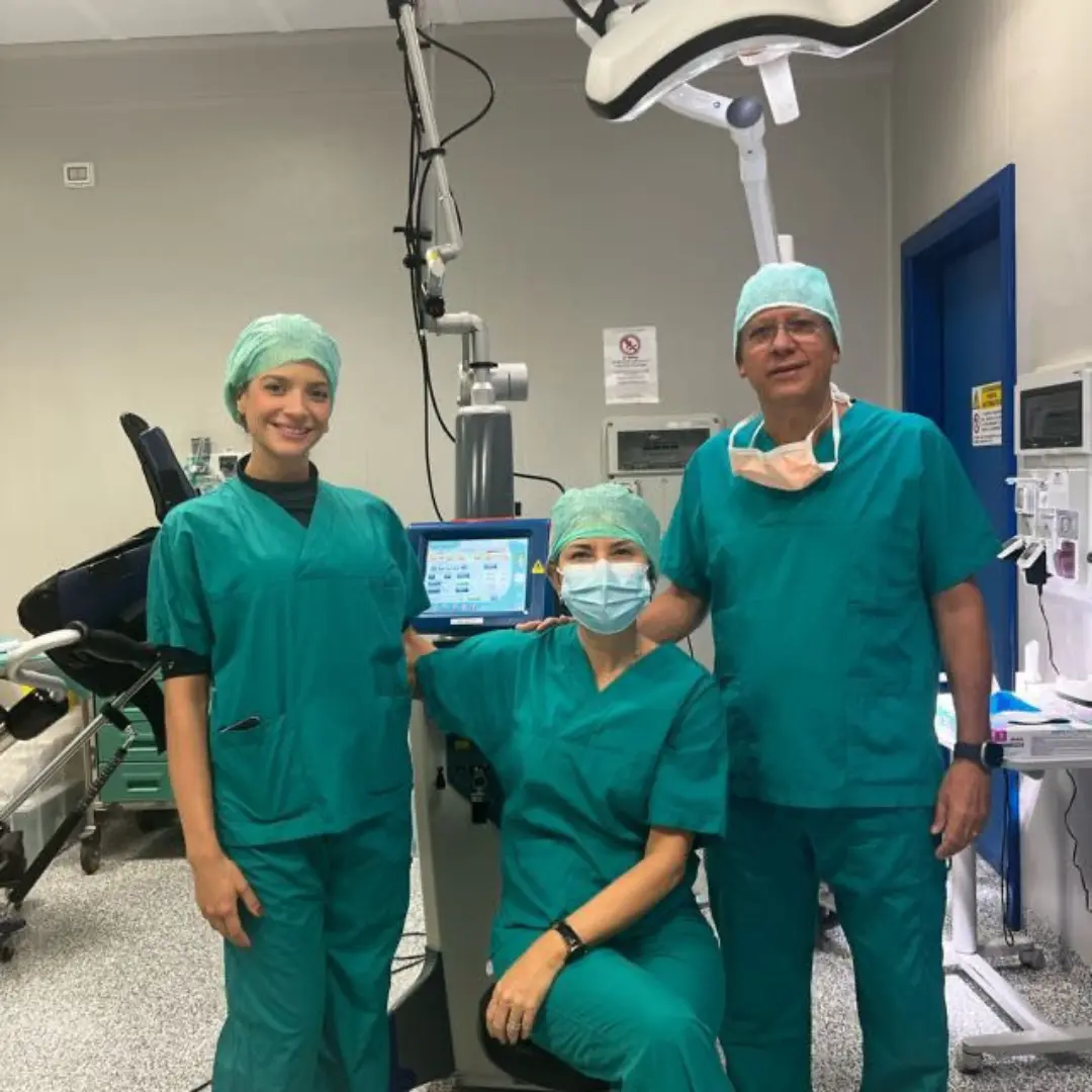 Equipe em centro cirúrgico com laser de CO2
