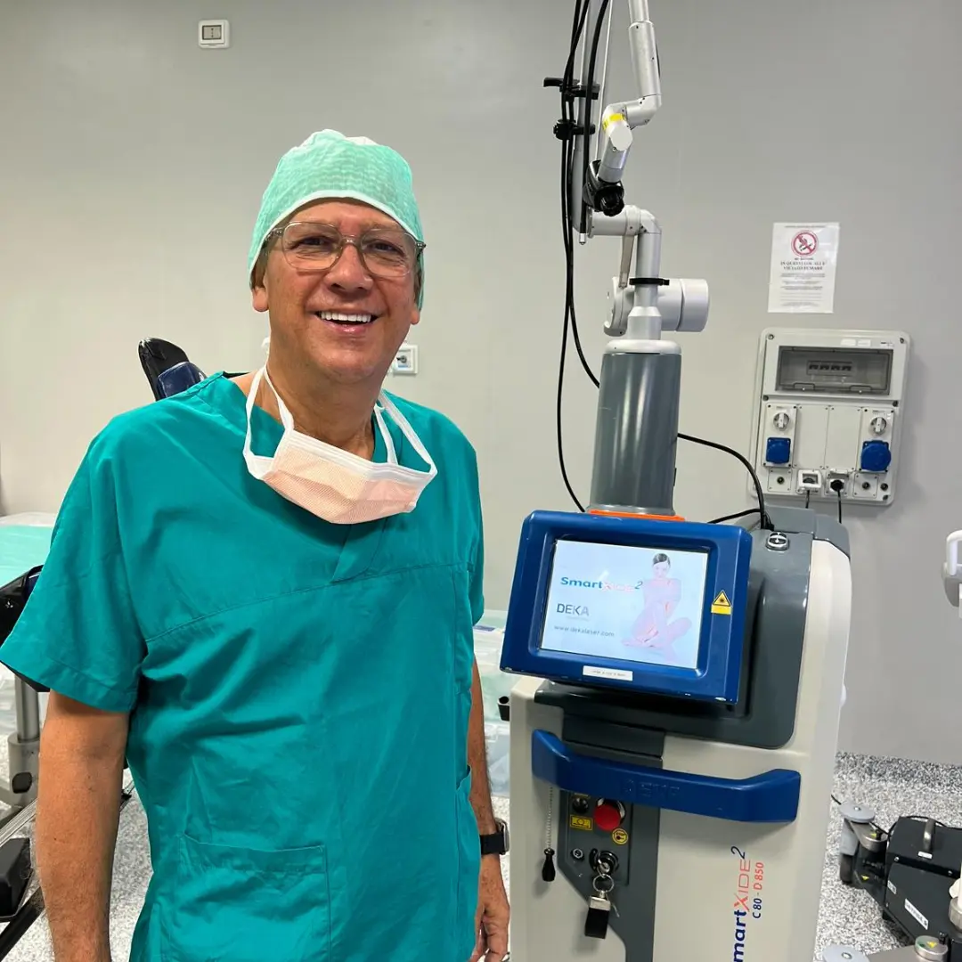 Docente ao lado do laser SmartXide no centro cirúrgico